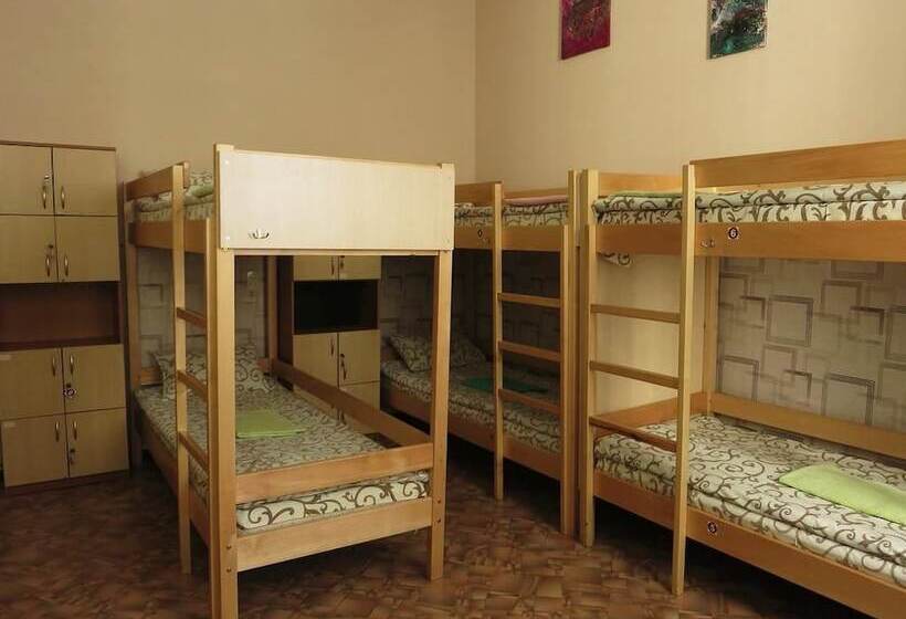 Vuode Makuusalissa, Hostel Delil