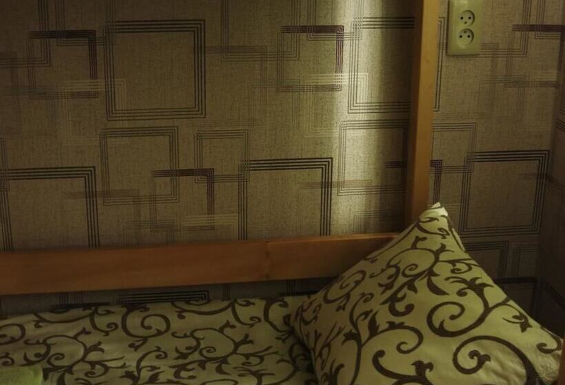 Vuode Makuusalissa, Hostel Delil