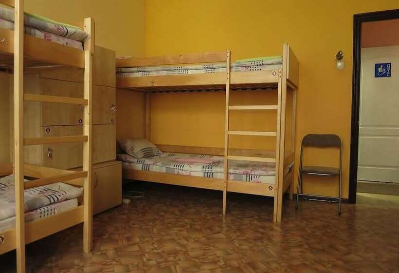 Vuode Makuusalissa, Hostel Delil