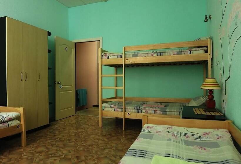 Vuode Makuusalissa, Hostel Delil