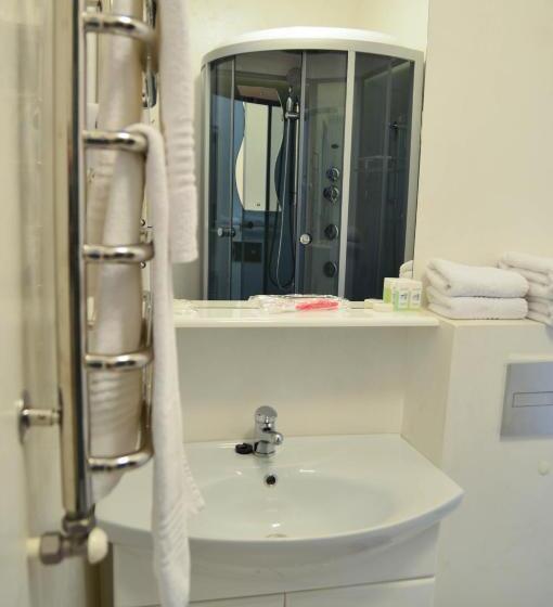 اتاق استاندارد, Churchill Inn