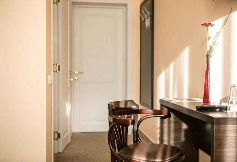 اتاق استاندارد, Churchill Inn