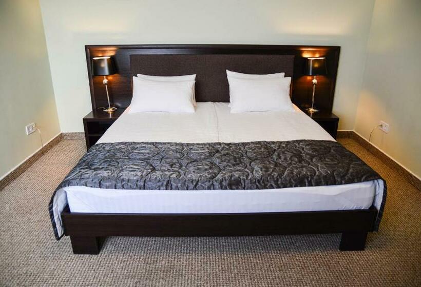 سوییت, Churchill Inn