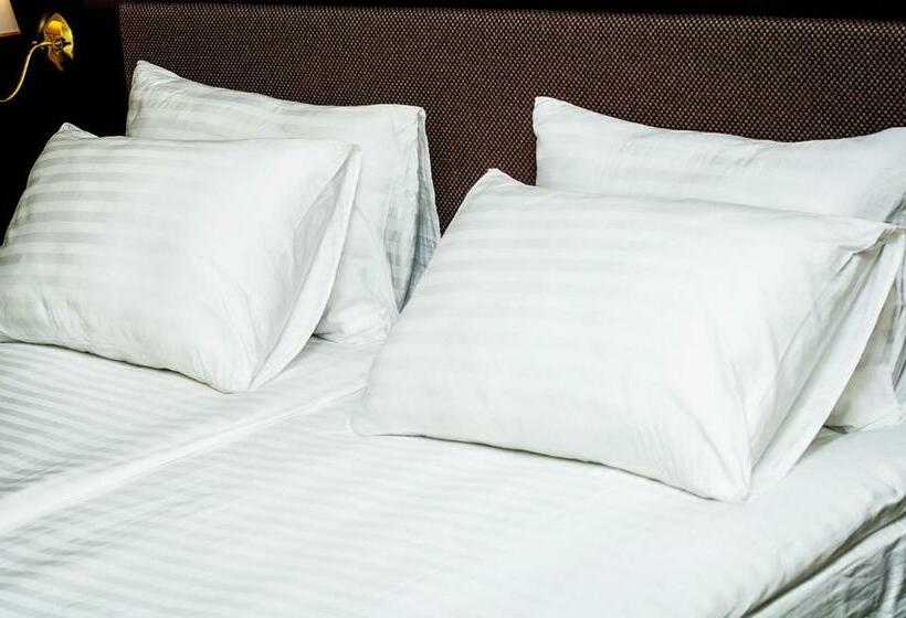 سوییت, Churchill Inn