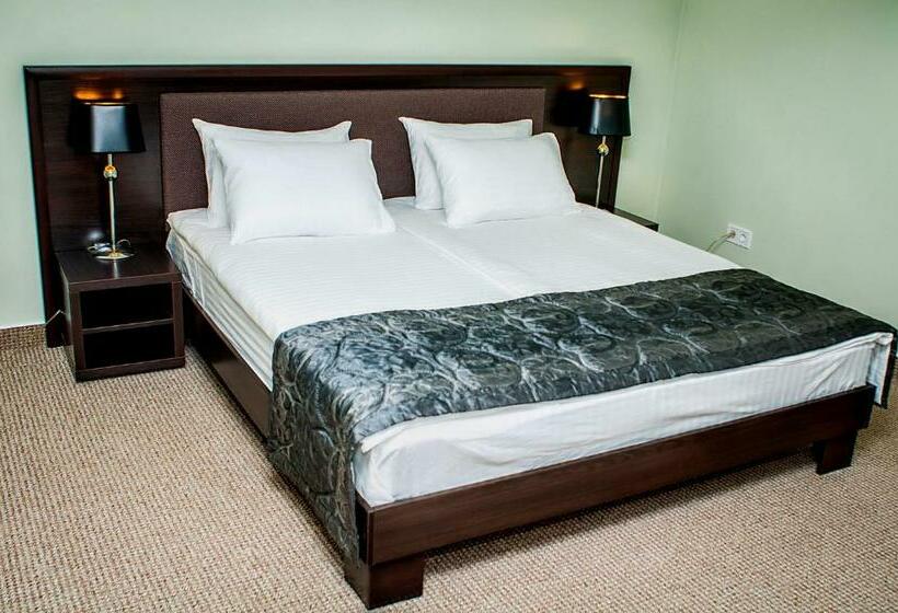 سوییت, Churchill Inn