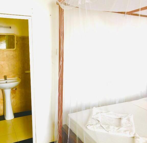 חדר אקונומי, Jasmine Cabanas