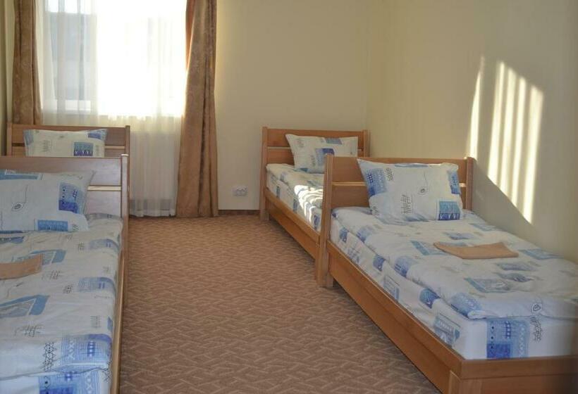 Economy Triple Room, Tonal