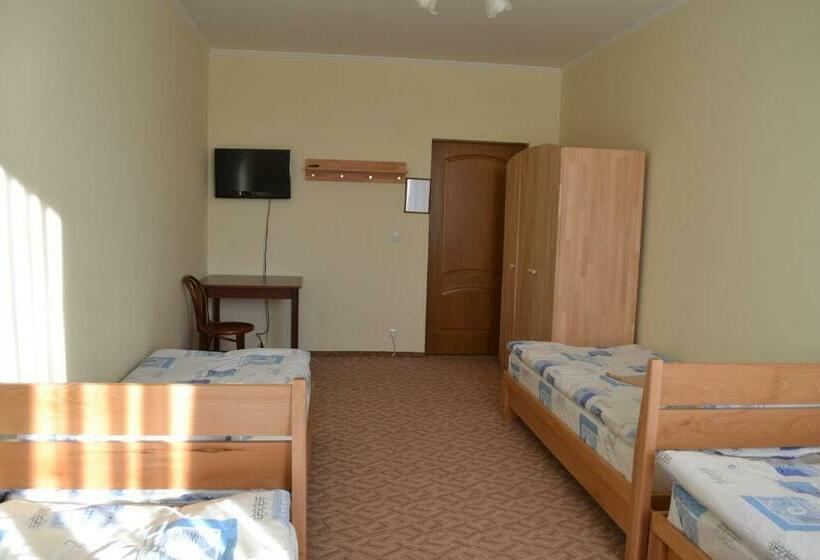 Economy Triple Room, Tonal