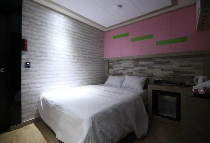 スタンダードルーム, Wow Motel