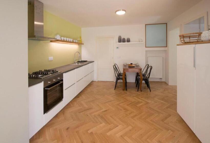 דירת 2 חדרים עם טרסה, Bed&breakfast & Apartment Klafé