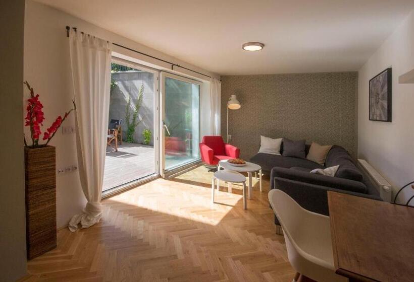 דירת 2 חדרים עם טרסה, Bed&breakfast & Apartment Klafé