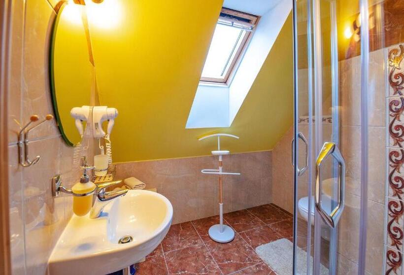 Habitaci�n Est�ndar Abuhardillada, Ubytování U Bílé Paní