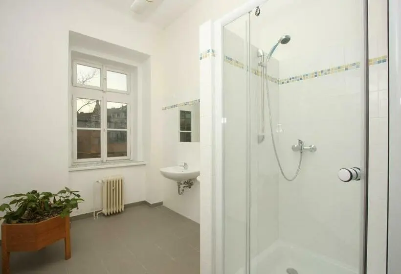 Standard Neljän Hengen Huone Jaettu Kylpyhuone, Charles Square Hostel