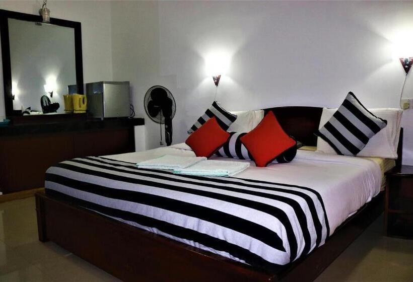 غرفة عائلية, Ella`s Edge