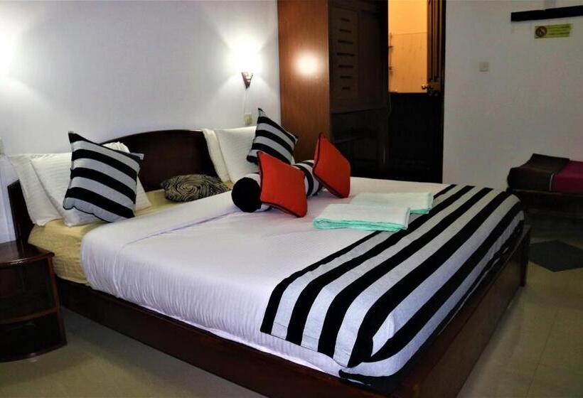 غرفة عائلية, Ella`s Edge