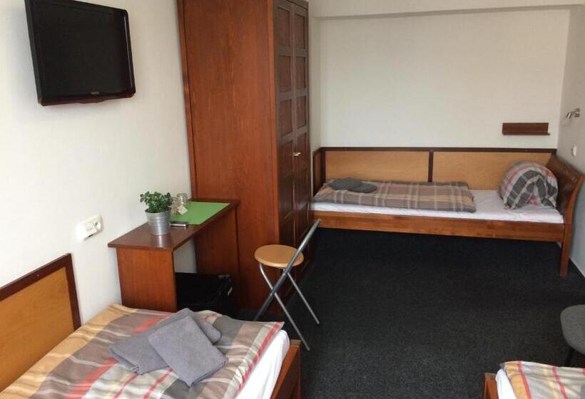 חדר משפחתי, Panský Dům