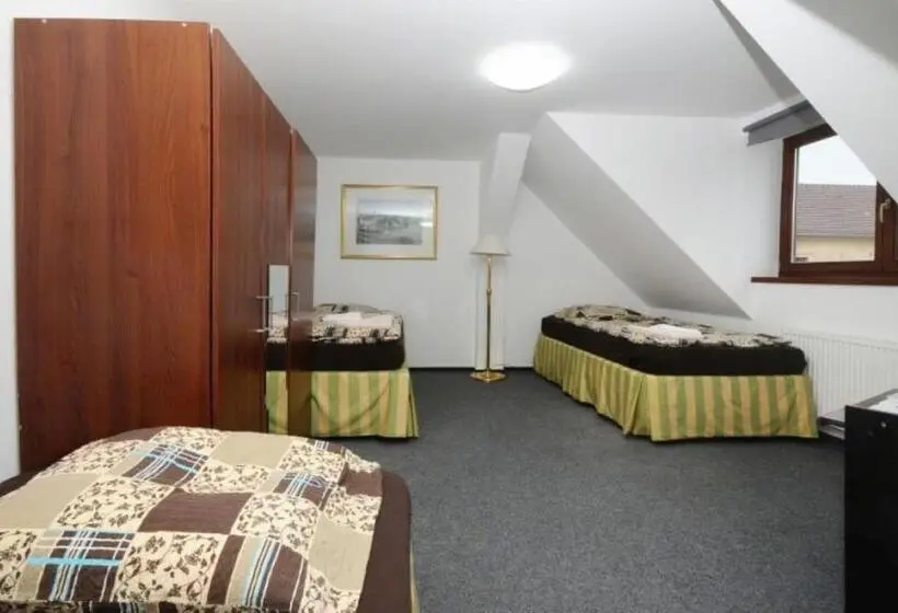 Economy Triple Room, Restaurant Na Statku