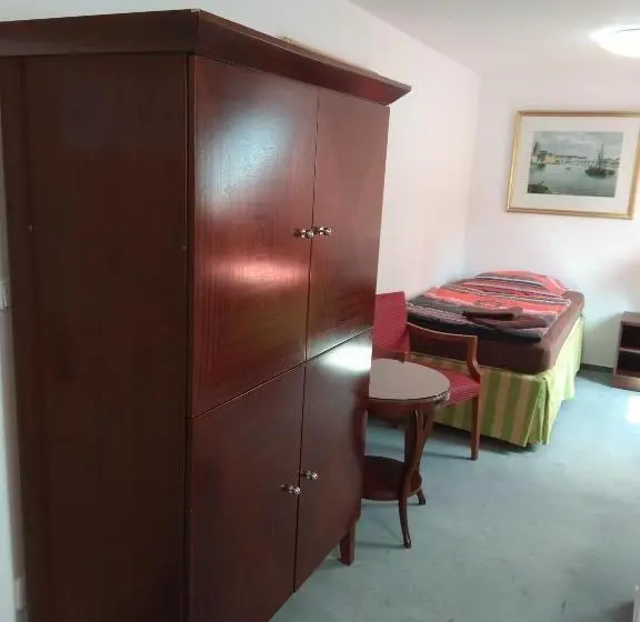 Economy Triple Room, Restaurant Na Statku
