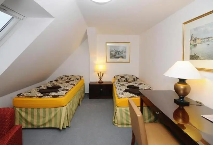 Economy Triple Room, Restaurant Na Statku