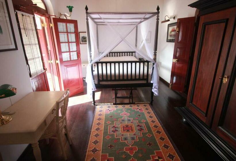 Deluxe Rum, Royal Bar &