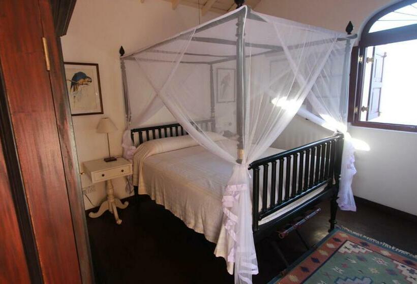 Deluxe Rum, Royal Bar &