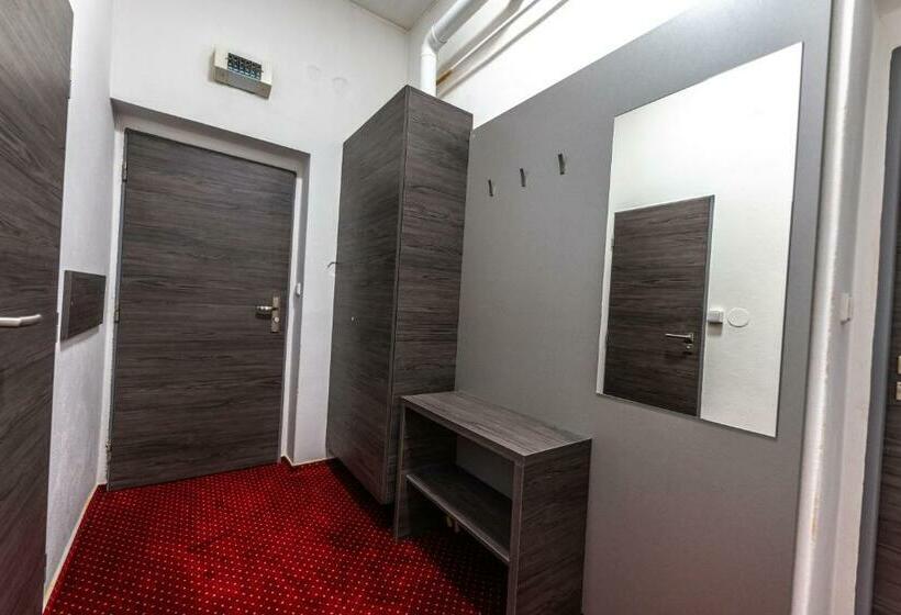 2ベッドルームアパートメント, Třebovská Restaurace