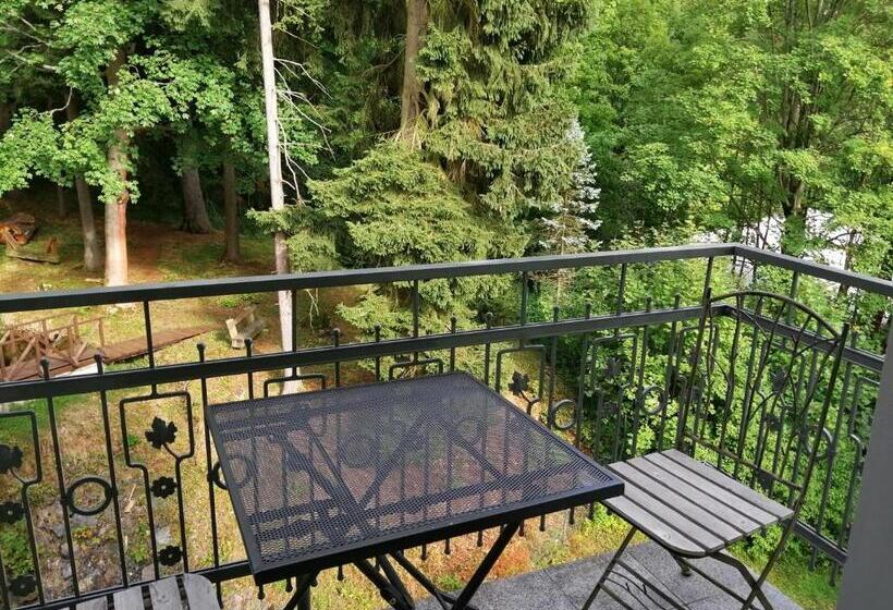 جناح مزوَّد بشرفة, Parkhotel Forest