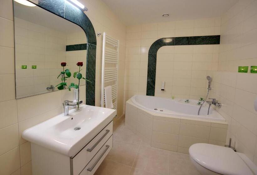 جناح مزوَّد بشرفة, Parkhotel Forest