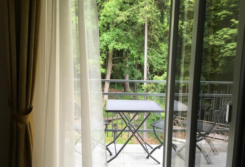 جناح مزوَّد بشرفة, Parkhotel Forest