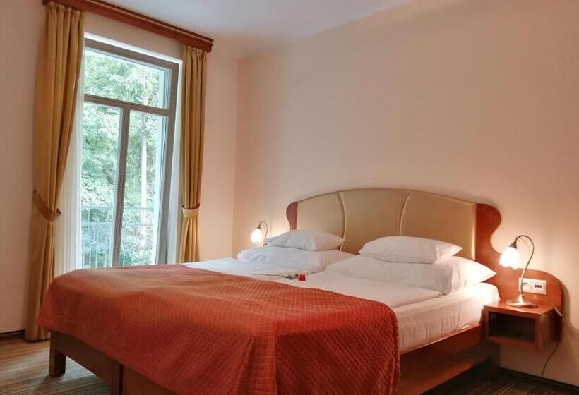 جناح مزوَّد بشرفة, Parkhotel Forest