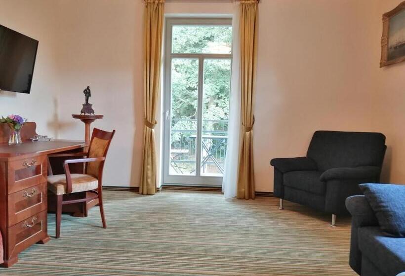 جناح مزوَّد بشرفة, Parkhotel Forest