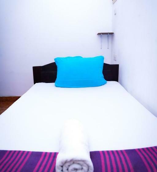 חדר בסיסי, The Spring Holiday