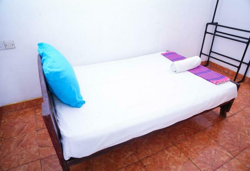 חדר בסיסי, The Spring Holiday