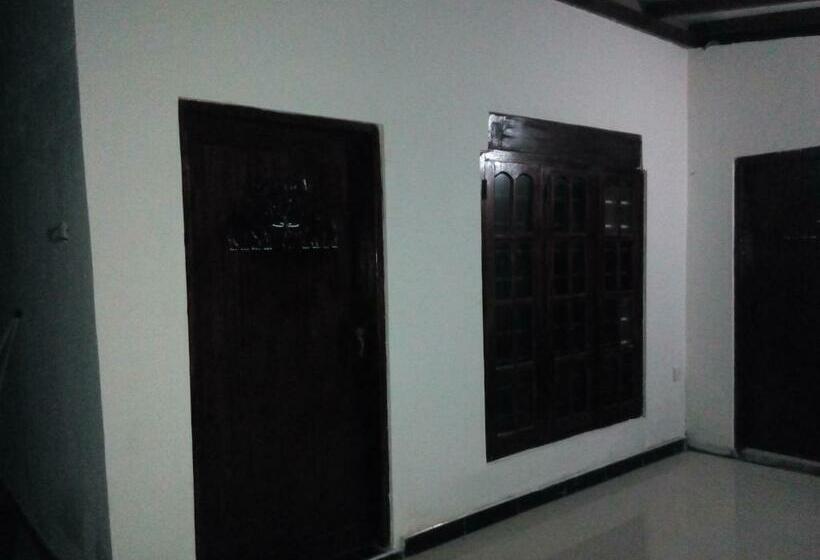 חדר בסיסי, The Spring Holiday