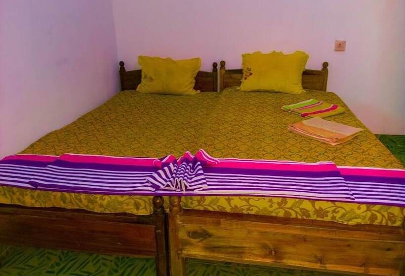 חדר דלוקס, The Spring Holiday