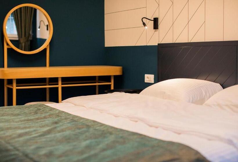 سوئیت جونیور خانوادگی, Benelux