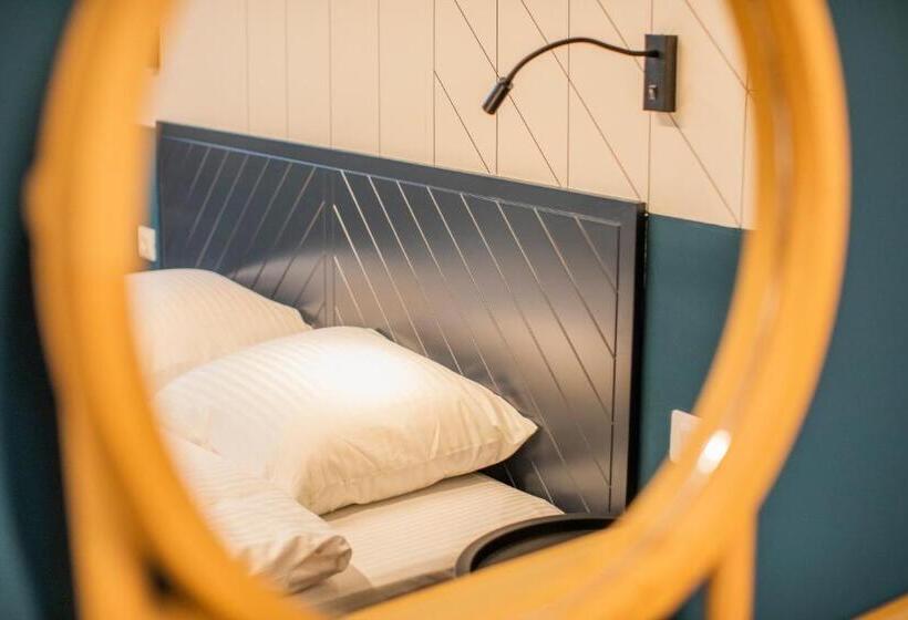 سوئیت جونیور خانوادگی, Benelux