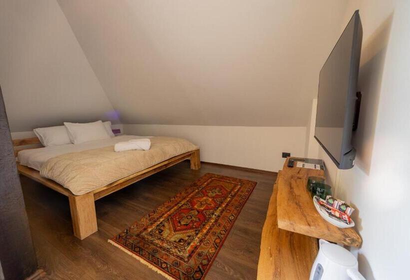 اتاق خانوادگی با چشم‌انداز کوه, Doa Boutique