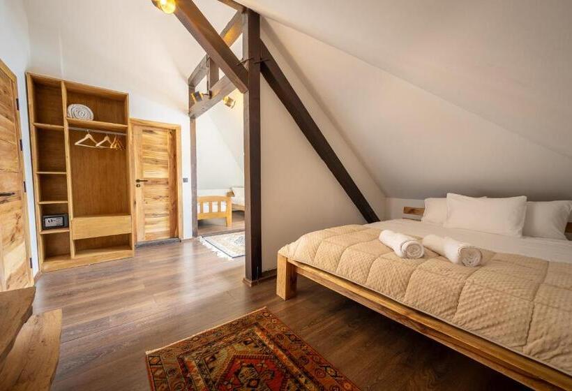 اتاق خانوادگی با چشم‌انداز کوه, Doa Boutique