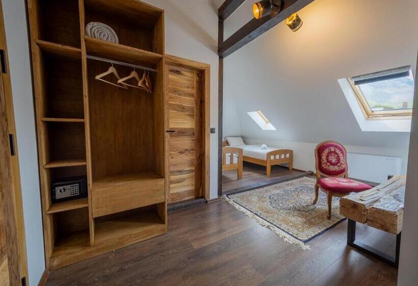 اتاق خانوادگی با چشم‌انداز کوه, Doa Boutique