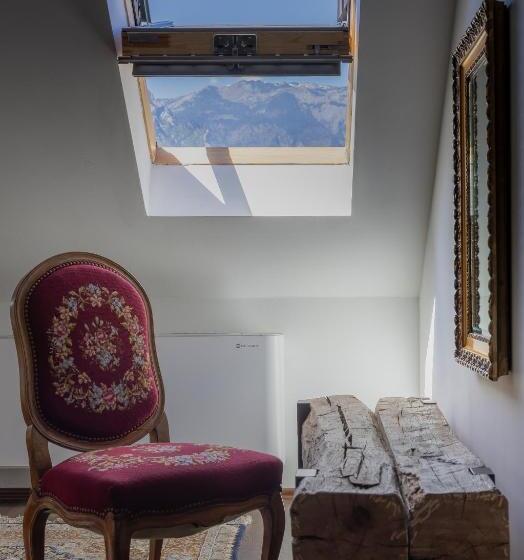 اتاق خانوادگی با چشم‌انداز کوه, Doa Boutique