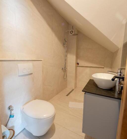 اتاق خانوادگی با چشم‌انداز کوه, Doa Boutique