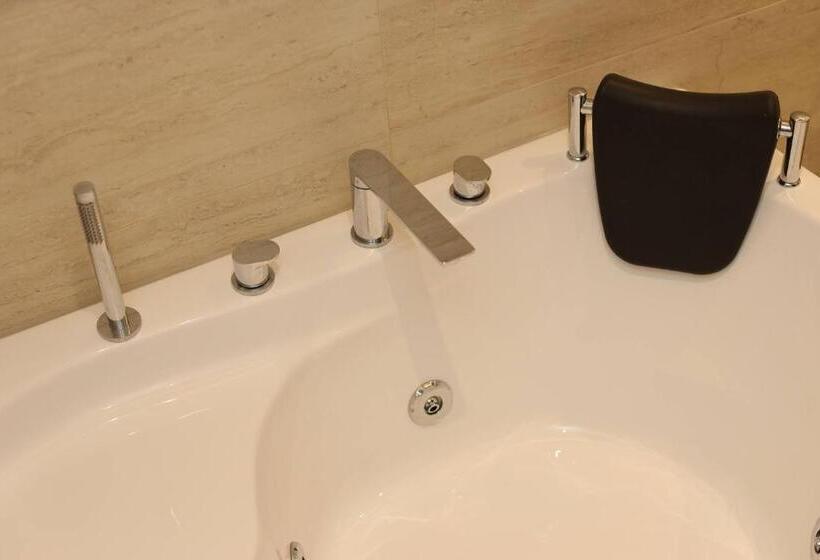 اتاق استاندارد با وان آب گرم, Kulla E Zenel Beut