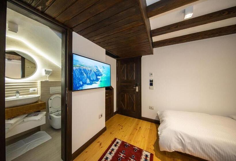 اتاق اکونومی, Kulla E Zenel Beut