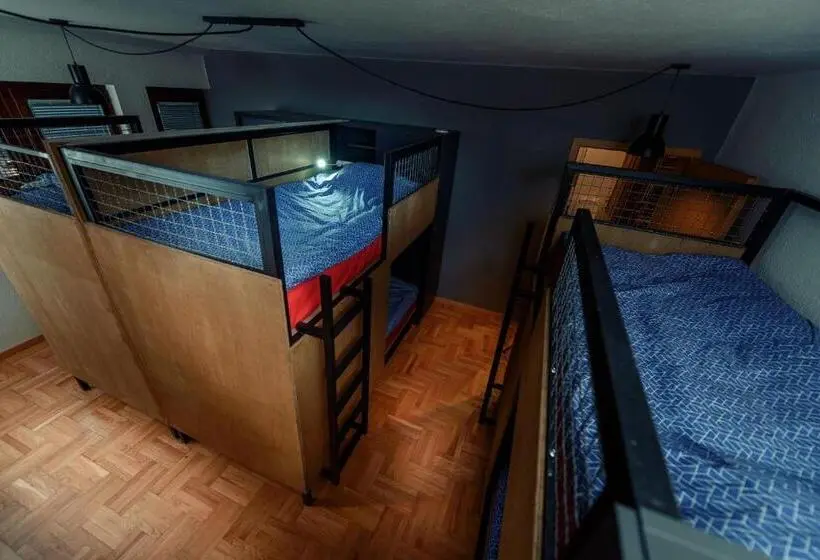 تختخواب در اتاق مشترک, Town Hostel