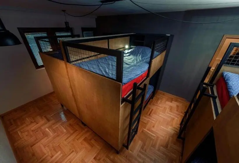 تختخواب در اتاق مشترک, Town Hostel