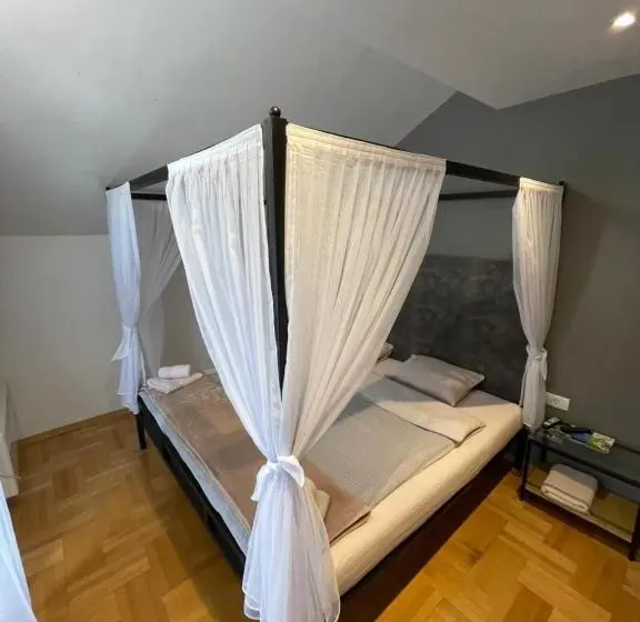 اتاق استاندارد با بالکن, Town Hostel