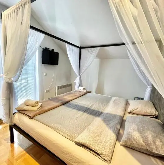 اتاق استاندارد با بالکن, Town Hostel