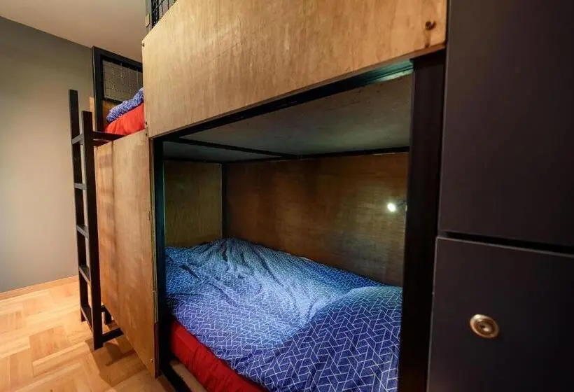 تختخواب در اتاق مشترک, Town Hostel