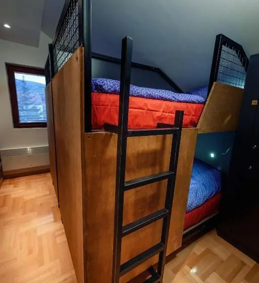 تختخواب در اتاق مشترک, Town Hostel